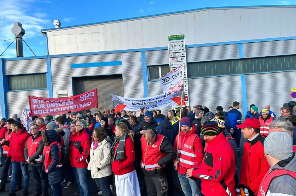 Das Bild auf 5min.at zeigt Mitarbeiter der Metall-Branche beim Streik.