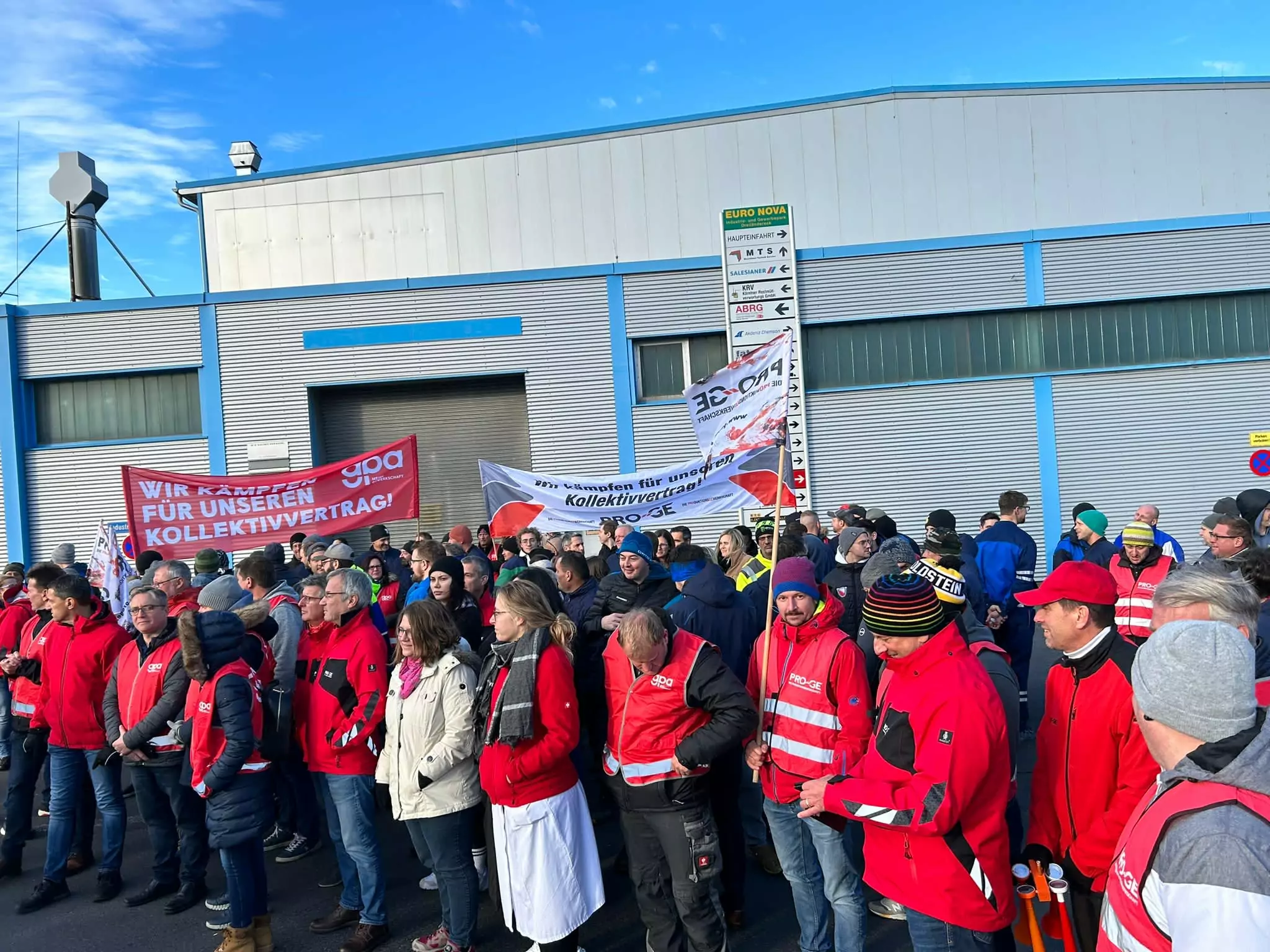 Das Bild auf 5min.at zeigt Mitarbeiter der Metall-Branche beim Streik.