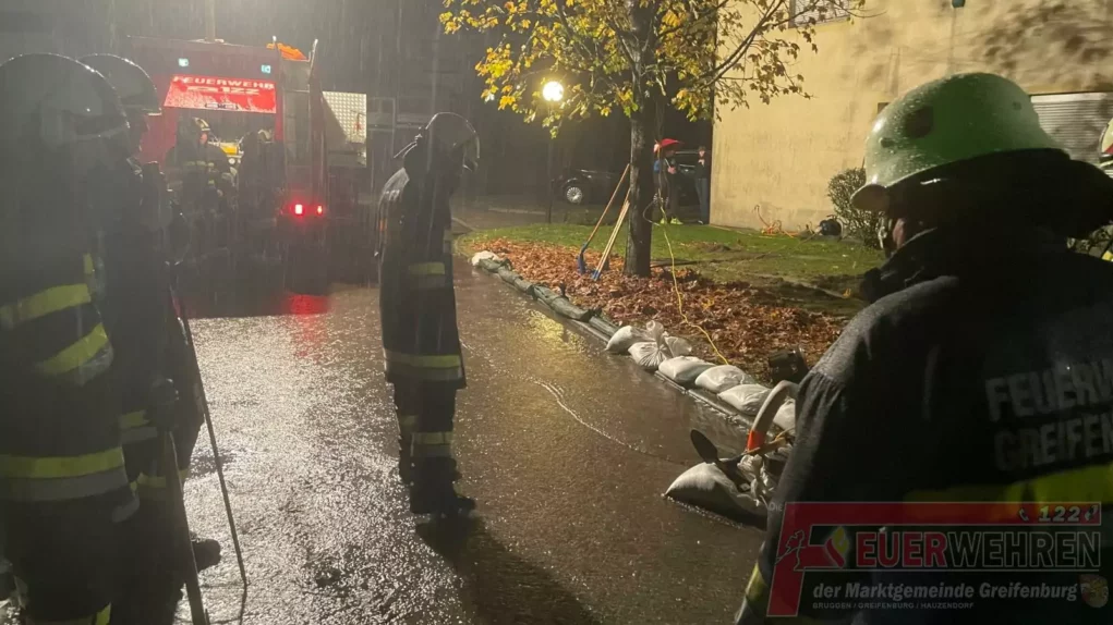 Bild auf 5min.at zeigt Feuerwehrleute bei einem Unwettereinsatz.