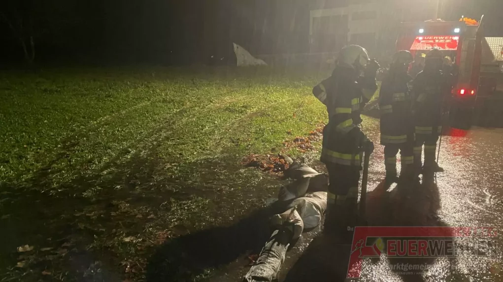 Bild auf 5min.at zeigt Feuerwehrleute bei einem Unwettereinsatz.