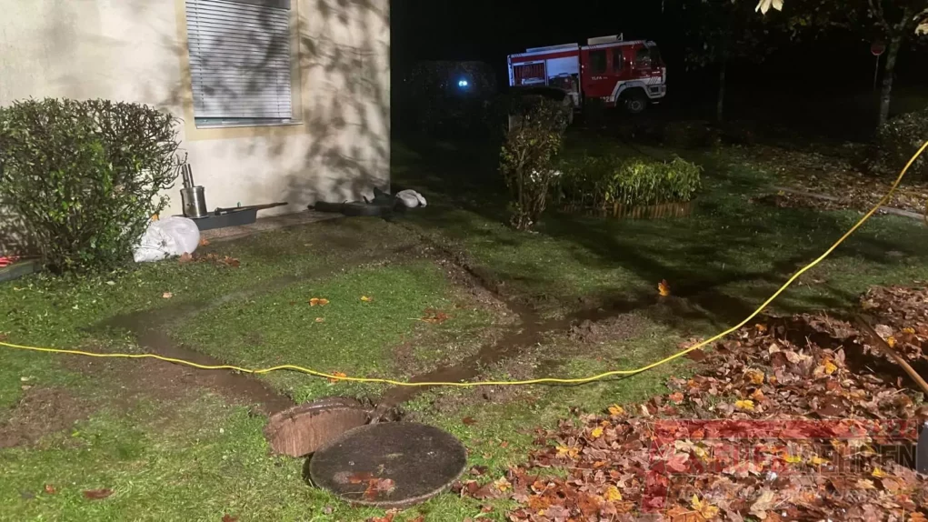 Bild auf 5min.at zeigt Feuerwehrleute bei einem Unwettereinsatz.