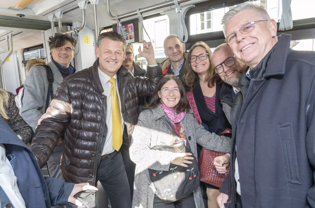 Foto auf 5min.at zeigt ein Gruppenbild im neuen ÖBB Nightjet.