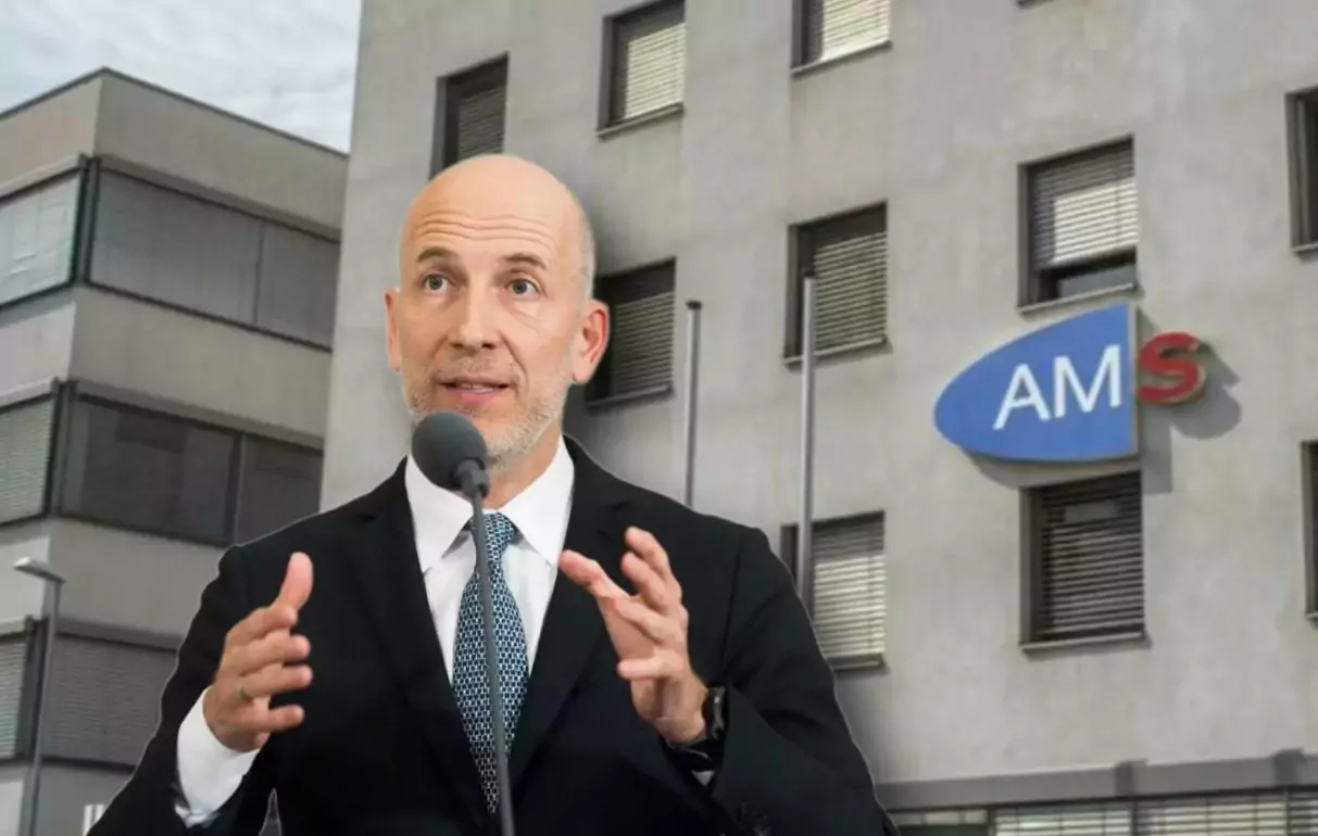 Foto in Beitrag von 5min.at: Zu sehen ist Arbeitsminister Martin Kocher vor einem AMS