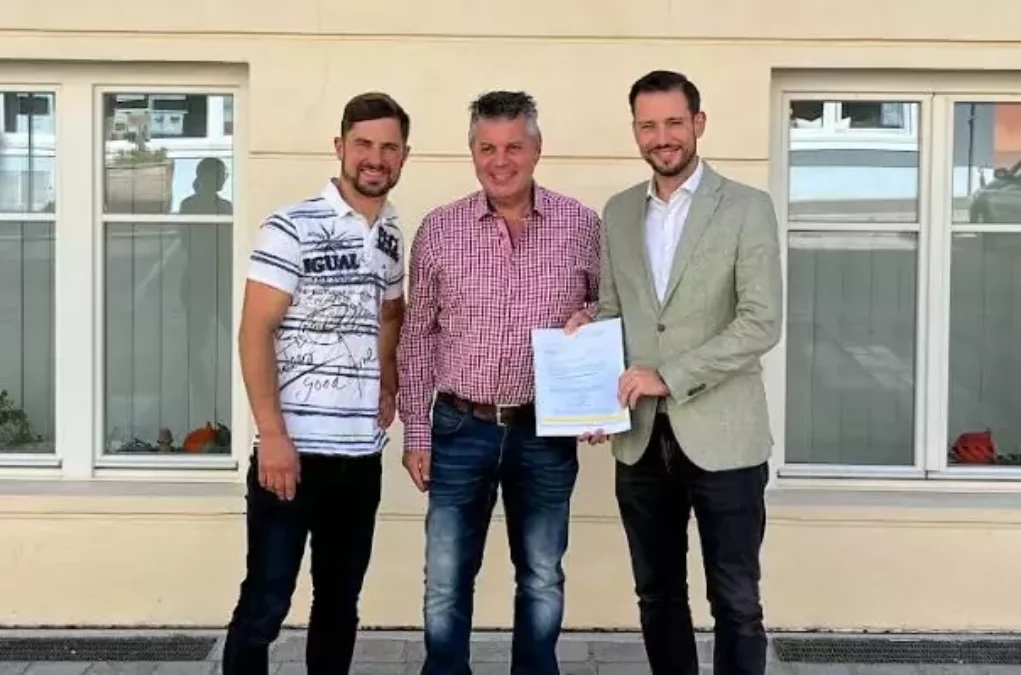 Foto in Beitrag von 5min.at: Personen am Foto vl.: Franz Oberrainer, Arnold Klammer & Energielandesrat Sebastian Schuschnig.