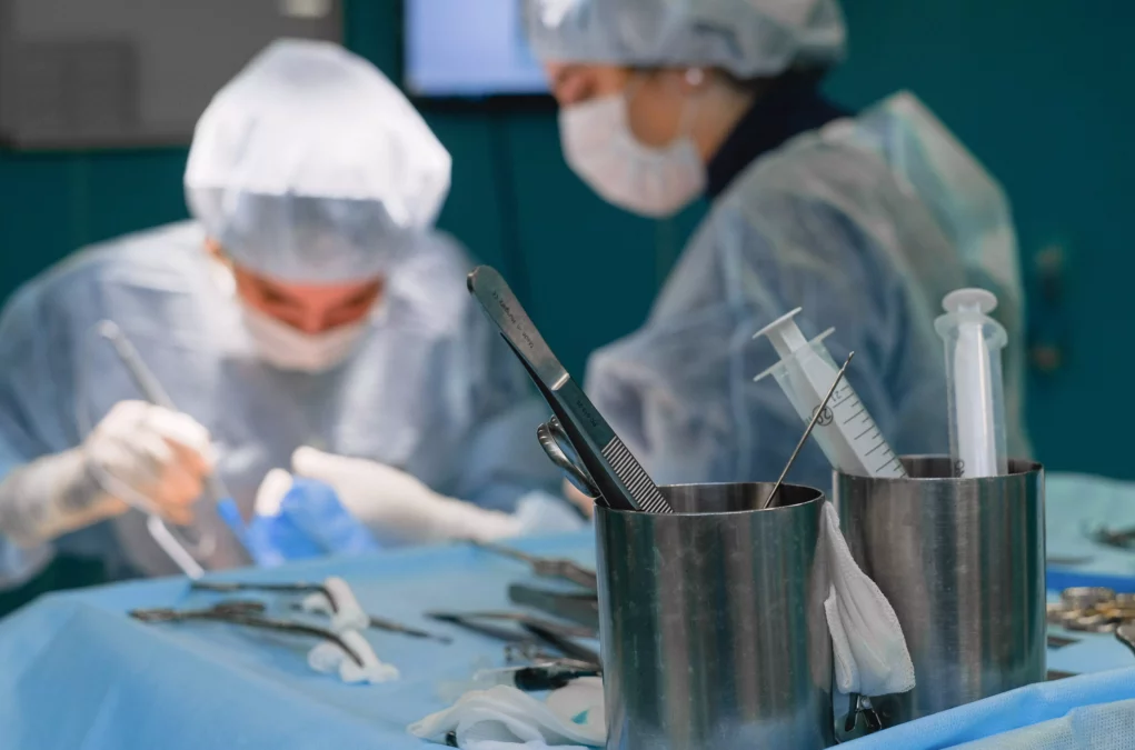 Symbolfoto auf 5min.at zeigt Ärzte bei einer Operation.