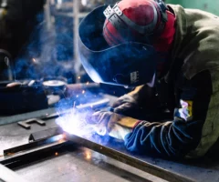 Symbolbild auf 5min.at zeigt einen Mann beim Schwei&szlig;en von Metall.