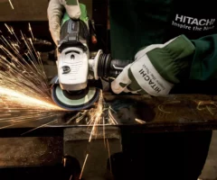 Bild auf 5.min.at zeigt einen Metaller bei der Arbeit.