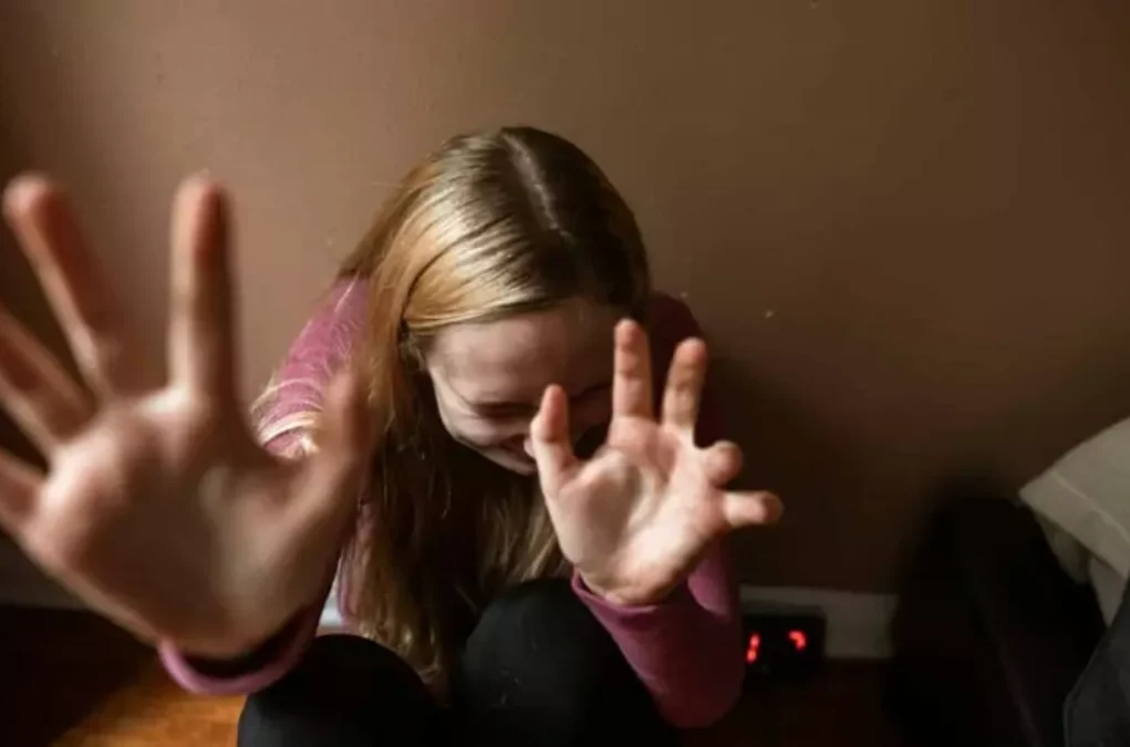 Foto in Beitrag von 5min.at: Zu sehen ist eine Frau, die offensichtlich Angst hat.