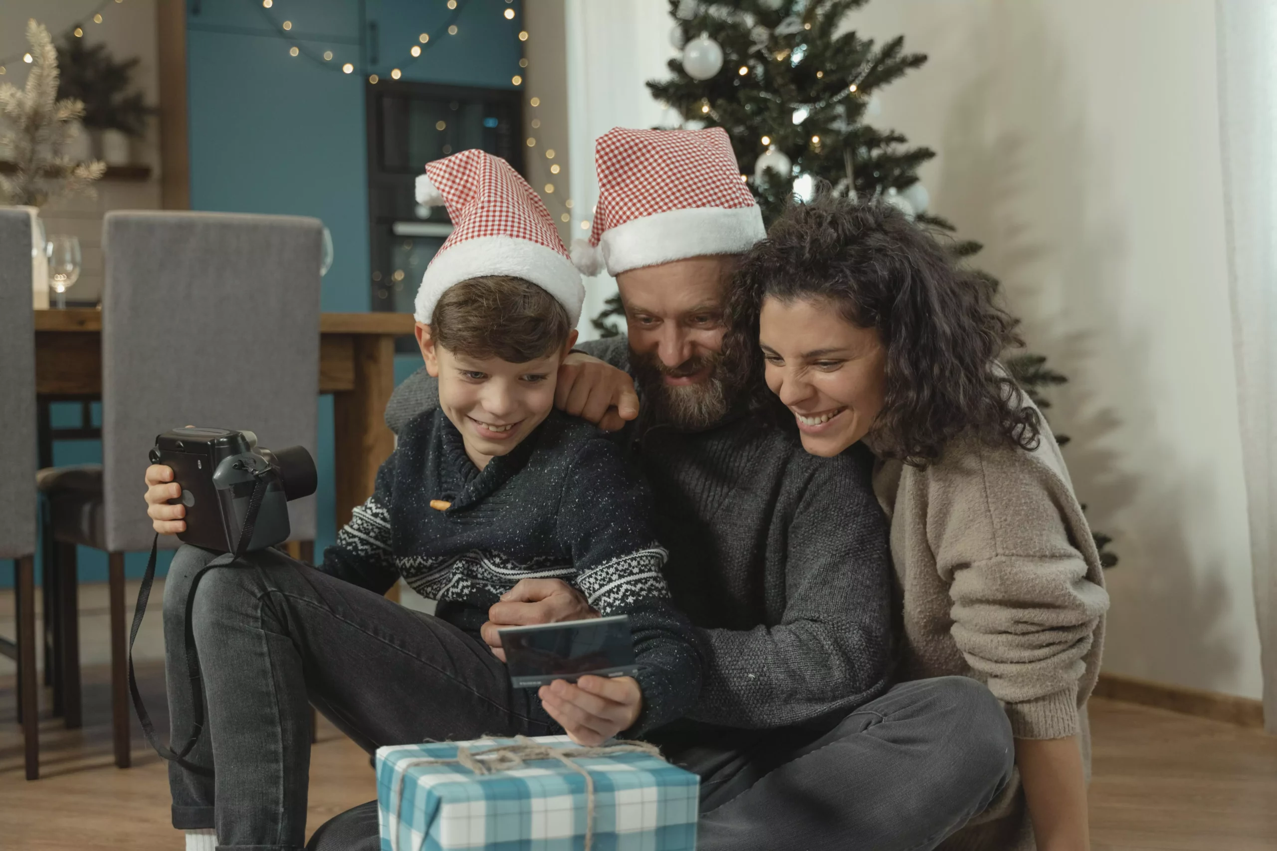 Symbolfoto auf 5min.at zeigt eine Familie bei der Geschenkeübergabe.