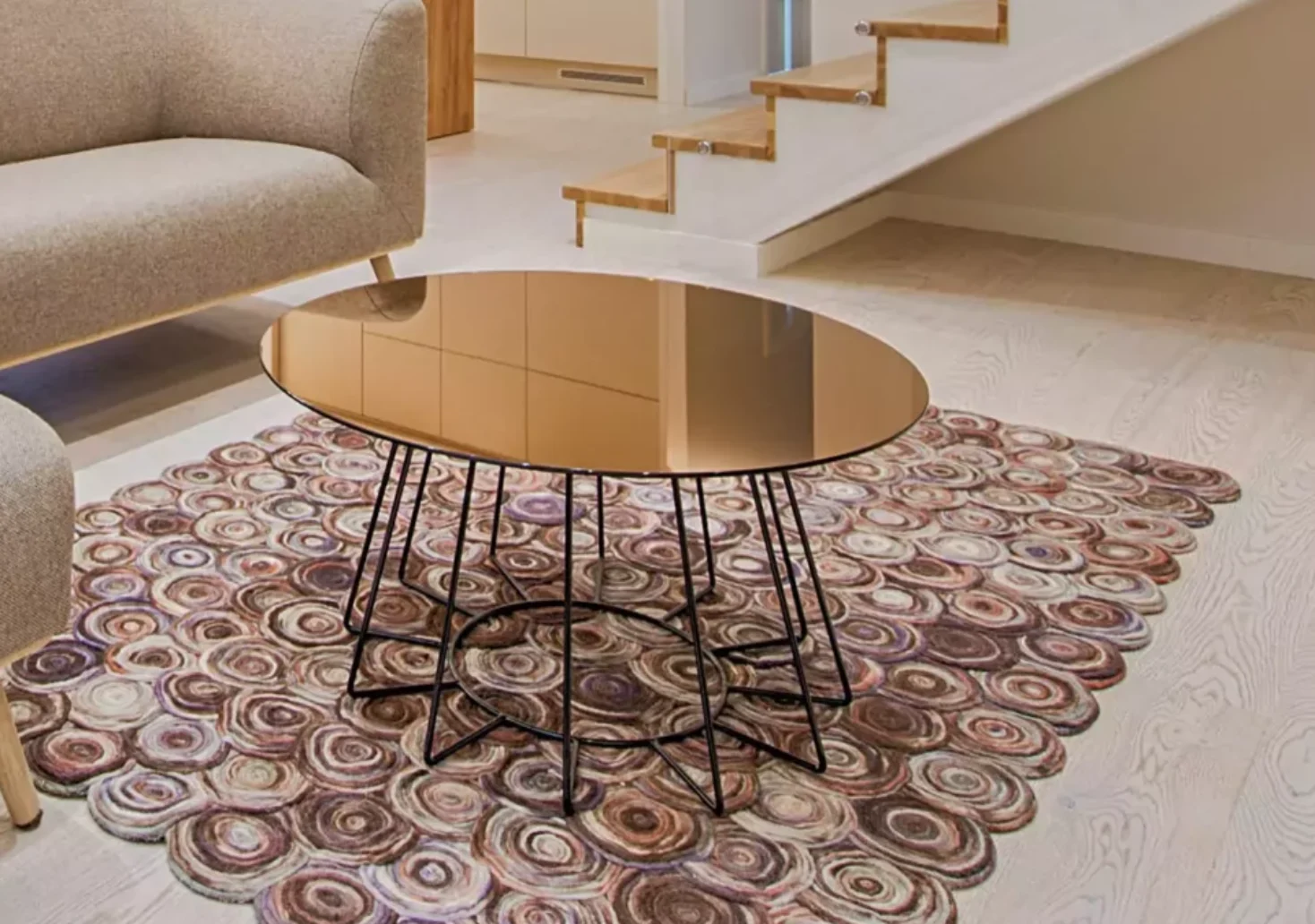 Foto auf 5min.at zeigt ein möbliertes, modernes Wohnzimmer in beige, grau und gold Tönen.