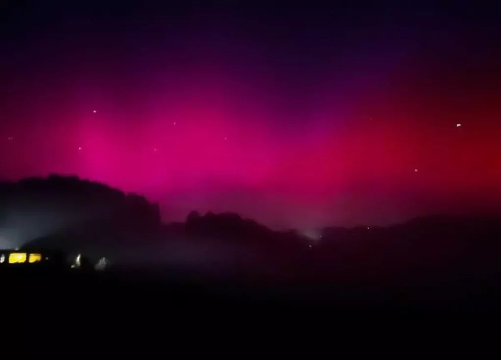Ein Bild auf 5min.at zeigt pinkfarbene Polarlichter, die am Nachthimmel im steirischen Bezirk Weiz leuchten.
