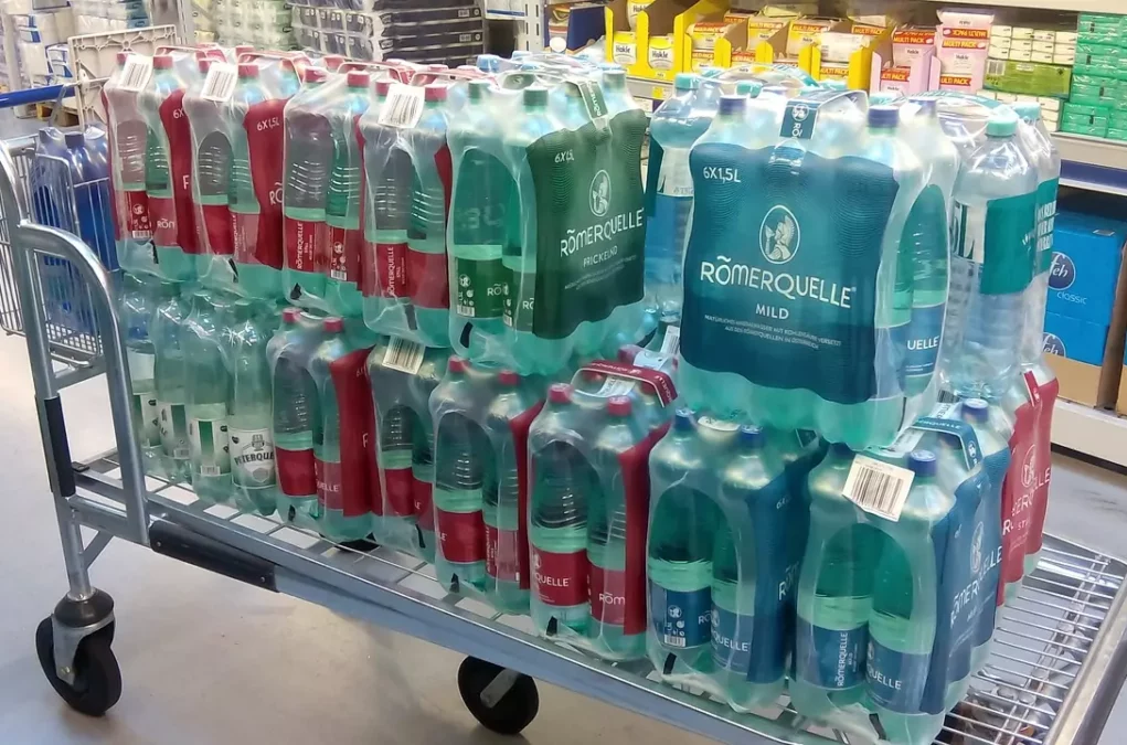 Bild auf 5min.at zeigt mehrere Flaschen Mineralwasser.