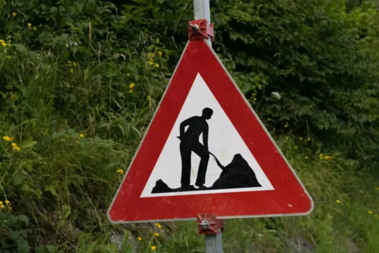 Foto zu einem Beitrag von 5min.at: Schild weist auf eine Baustelle hin.