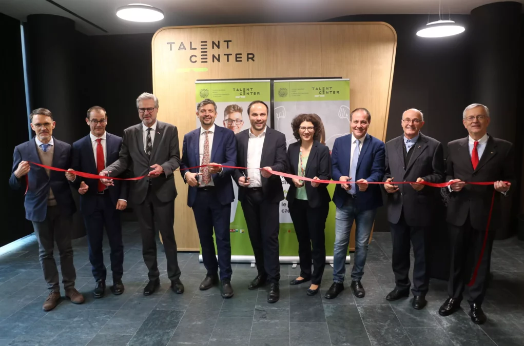 Das Bild auf 5min.at zeigt: G&uuml;nther Math&agrave;, Direktor der Freien Universit&auml;t Bozen, Alfred Aberer, Generalsekret&auml;r der Handelskammer Bozen, Karl Heinz Dernoscheg, Direktor der Wirtschaftskammer Steiermark, Landesrat Daniel Alfreider, Landesrat Philipp Achammer, Barbara Moroder, Leiterin des Talentcenters Bozen, Landesrat Giuliano Vettorato, Bernhard Holzer, Dekan von Bozen und Michl Ebner, Pr&auml;sident der Handelskammer Bozen (v.l.)
