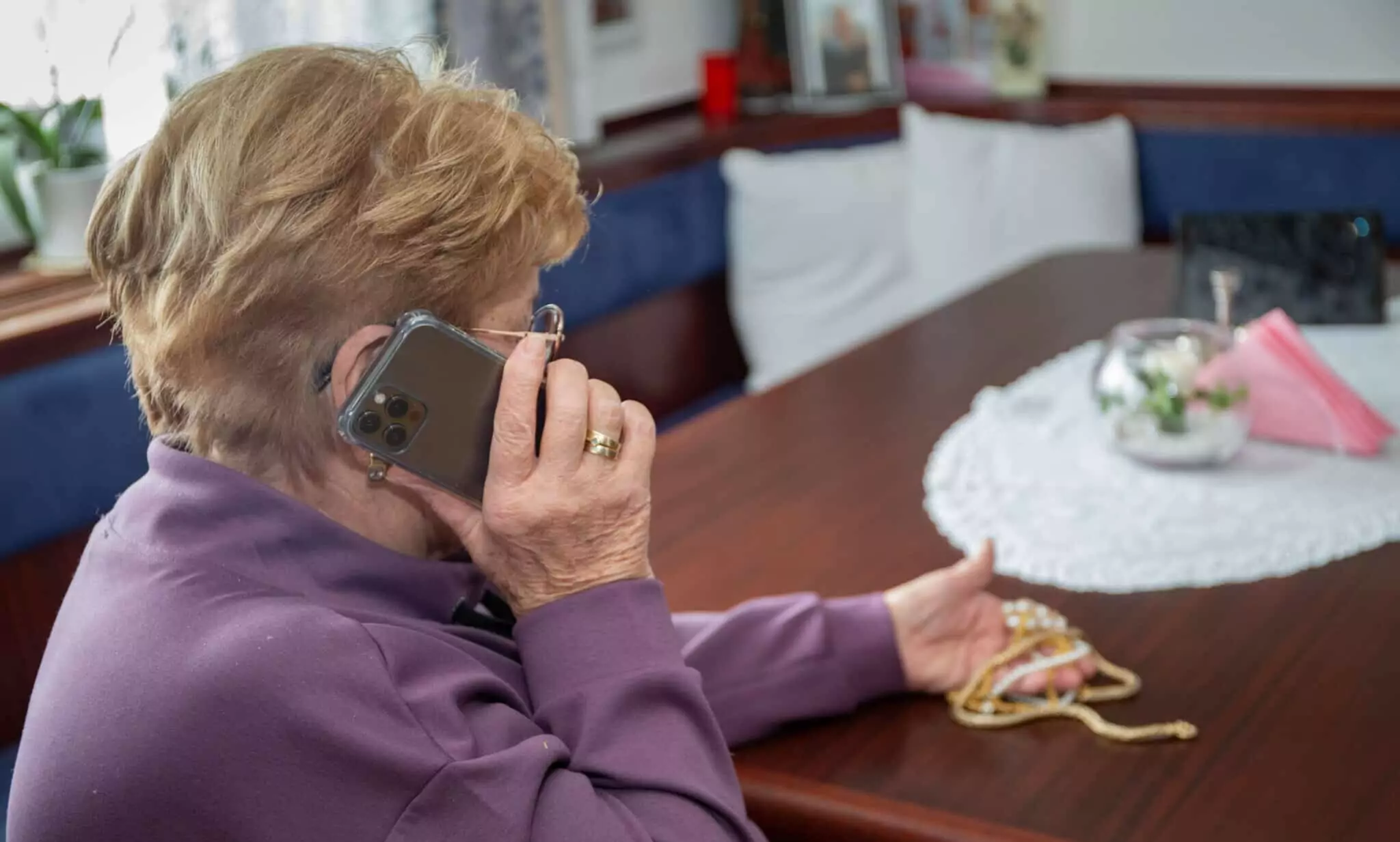 Bild auf 5min.at zeigt eine ältere Dame am Telefon.