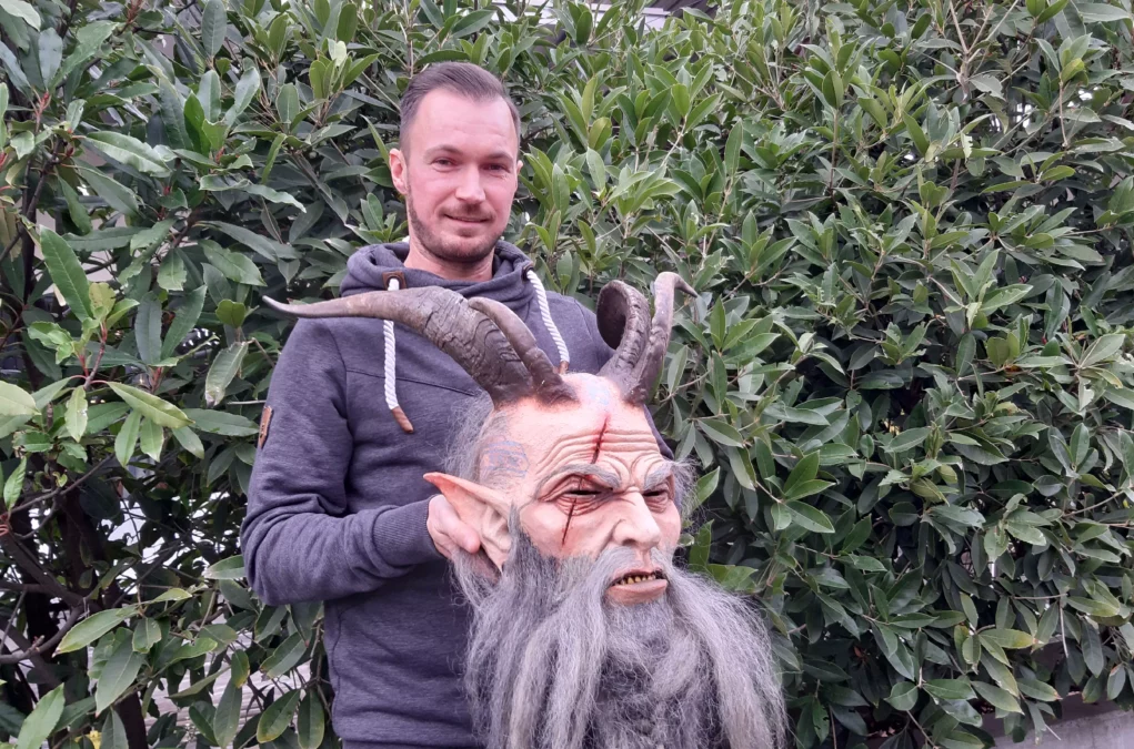 Foto in Beitrag von 5min.at: Zu sehen ist ein Mann mit einer Perchtenmaske in der Hand.