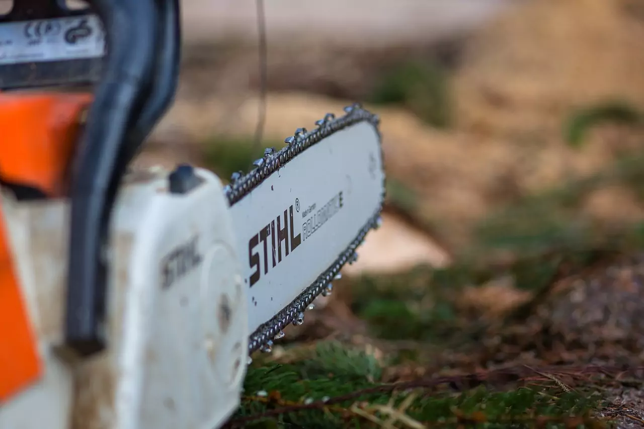 Foto in Beitrag von 5min.at: Zu sehen ist eine Motorsäge der Marke Stihl.
