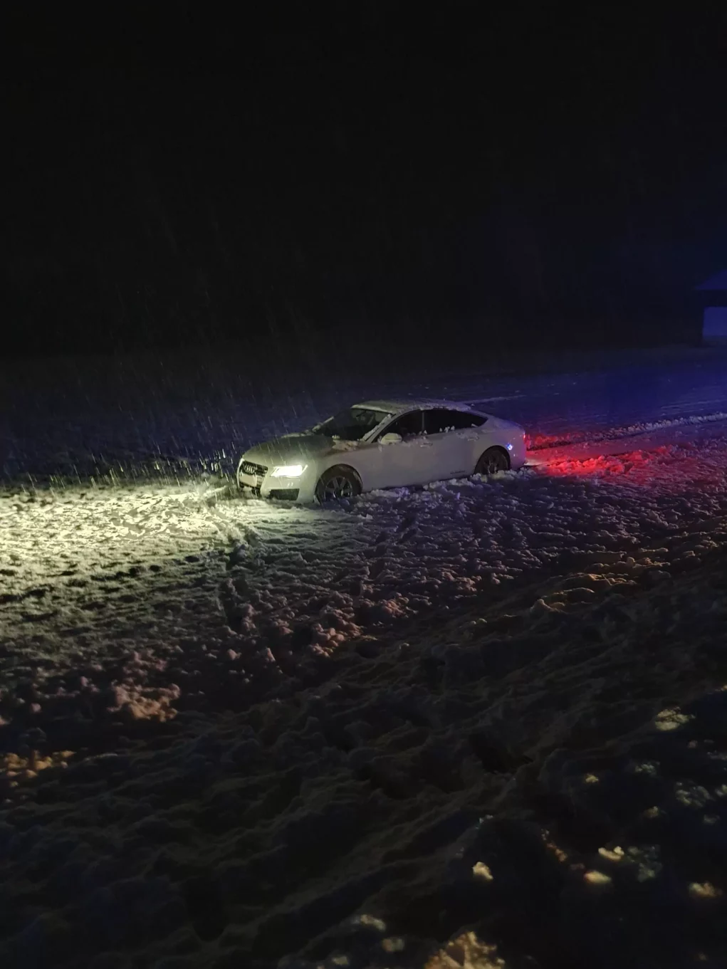Ein Bild auf 5min.at zeigt einen wei&szlig;en Audi in einem verschneiten Feld. Er ist von der Stra&szlig;e abgekommen.