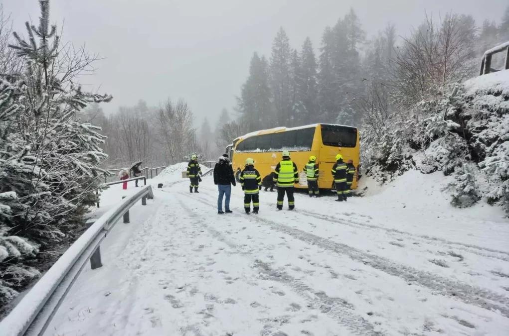 Ein Bild auf 5min.at zeigt den Feuerwehreinsatz am Pyramidenkogel. Ein gelber Bus ist von der Fahrbahn abgekommen. Einsatzkr&auml;fte stehen rundherum.
