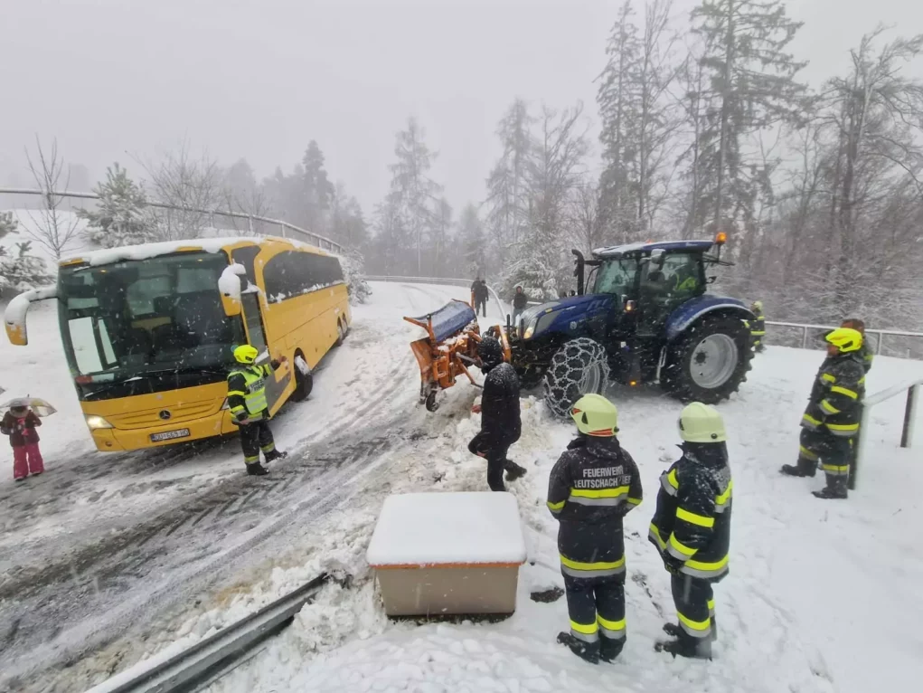 Ein Bild auf 5min.at zeigt den Feuerwehreinsatz am Pyramidenkogel. Ein gelber Bus ist von der Fahrbahn abgekommen. Einsatzkr&auml;fte stehen rundherum.