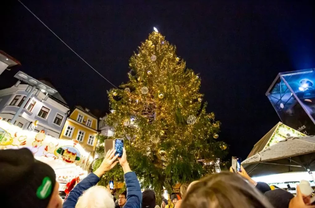 Foto auf 5min.at zeigt den Christbaum am Grazer Hauptplatz.