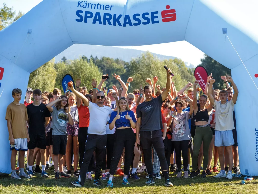 Ein Bild auf 5min.at zeigt Teilnehmende beim LaufWunder am Gelände des BG Tanzenberg.