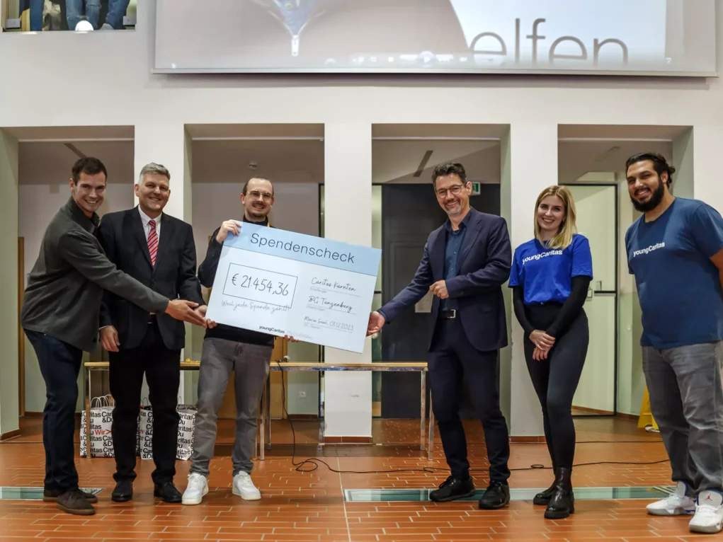 Ein Bild auf 5min.at zeigt die Übergabe des Spendenchecks an Caritasdirektor Ernst Sandriesser und Ramona Janesch von der youngCaritas.