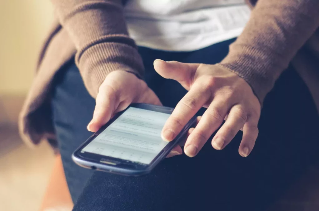 Das Bild auf 5min.at zeigt ein Handy in den H&auml;nden einer Frau.