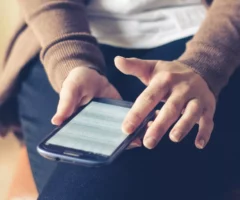 Das Bild auf 5min.at zeigt ein Handy in den H&auml;nden einer Frau.