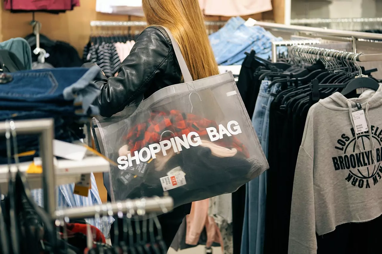 Symbolfoto auf 5min.at zeigt eine Frau mit einer Shopping Bag von H&M.
