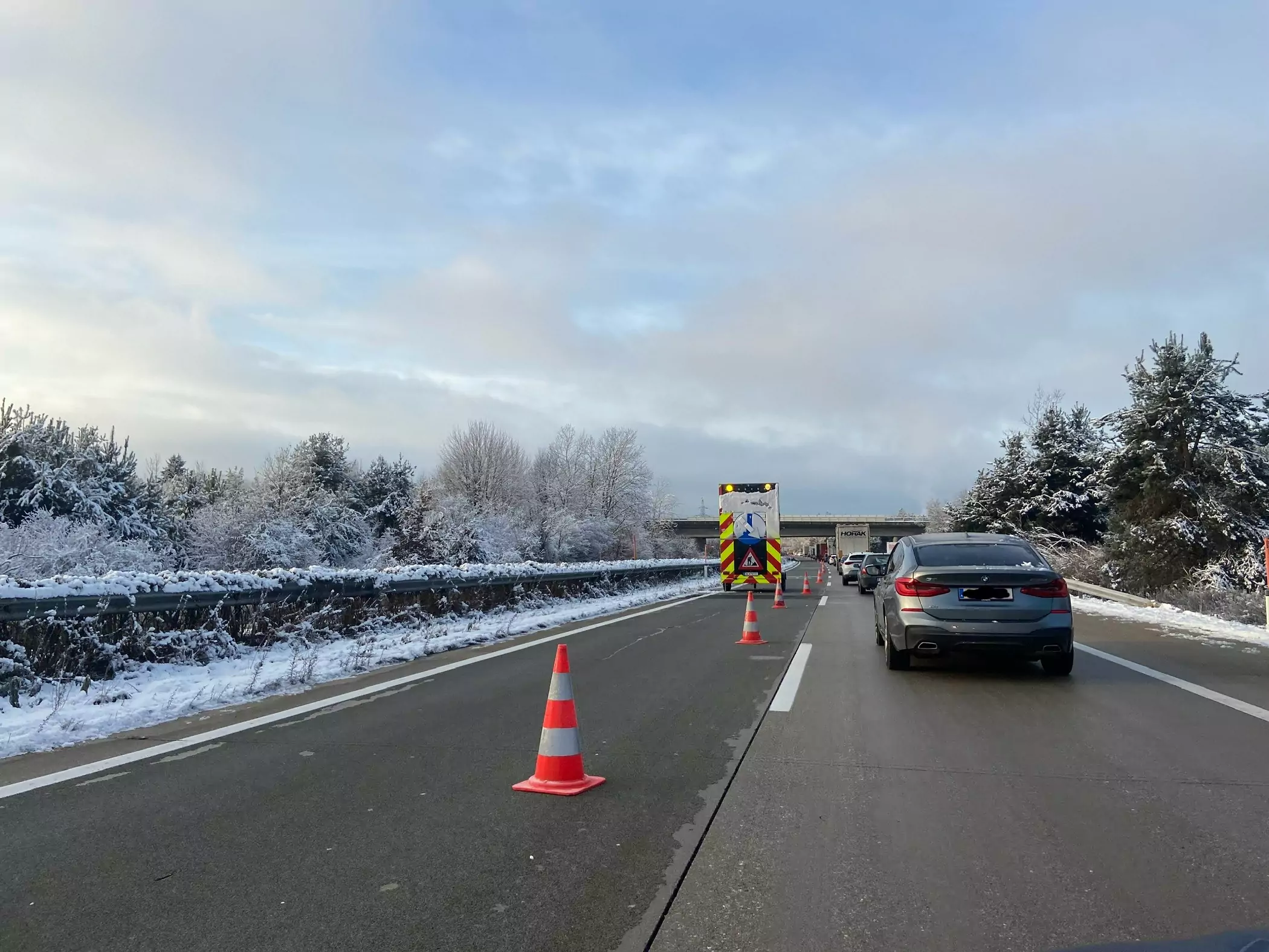 Symbolfoto auf 5min.at zeigt die Autobahn im Winter.