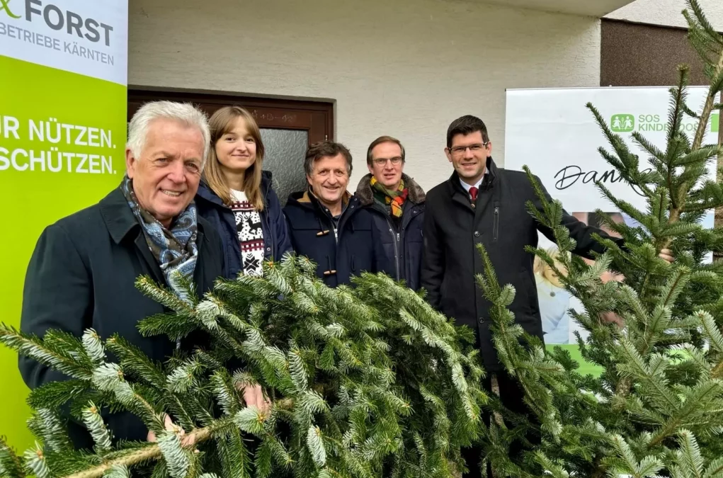 Das Bild auf 5min.at zeigt: Moosburgs Bürgermeister Herbert Gaggl, SOS Kinderdorf-Mitarbeiterin Marija Jurisic, SOS Kinderdorf-Leiter Gerald Stöckl, Land&Forst Betriebe Kärnten-Geschäftsführer Gernot Gallor, Agrarreferent LHStv. Martin Gruber.