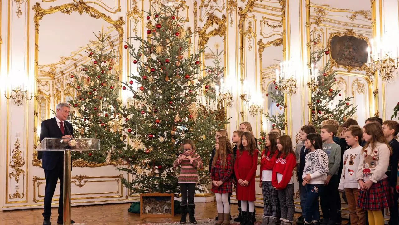 Foto in Beitrag von 5min.at: Zu sehen ist der Weihnachtsbaum in der Hofburg und die zahlreichen Kinder, die davor gesungen haben.