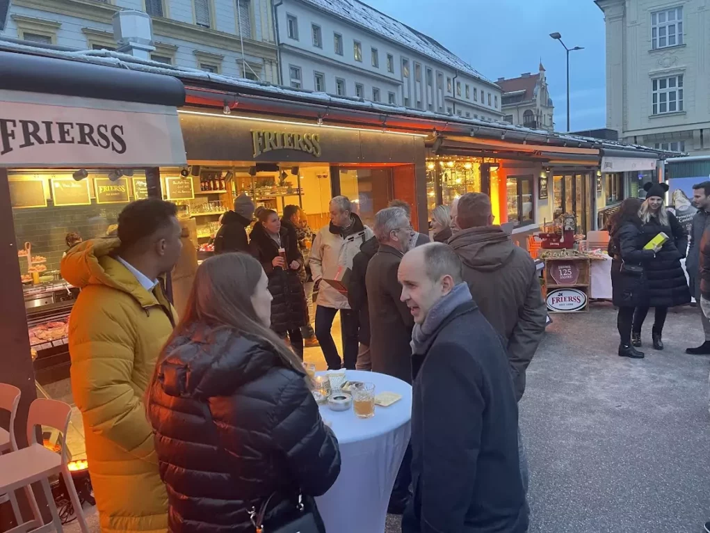Foto in Beitrag von 5min.at: Zu sehen sind mehrere Personen an einem Stehtisch.