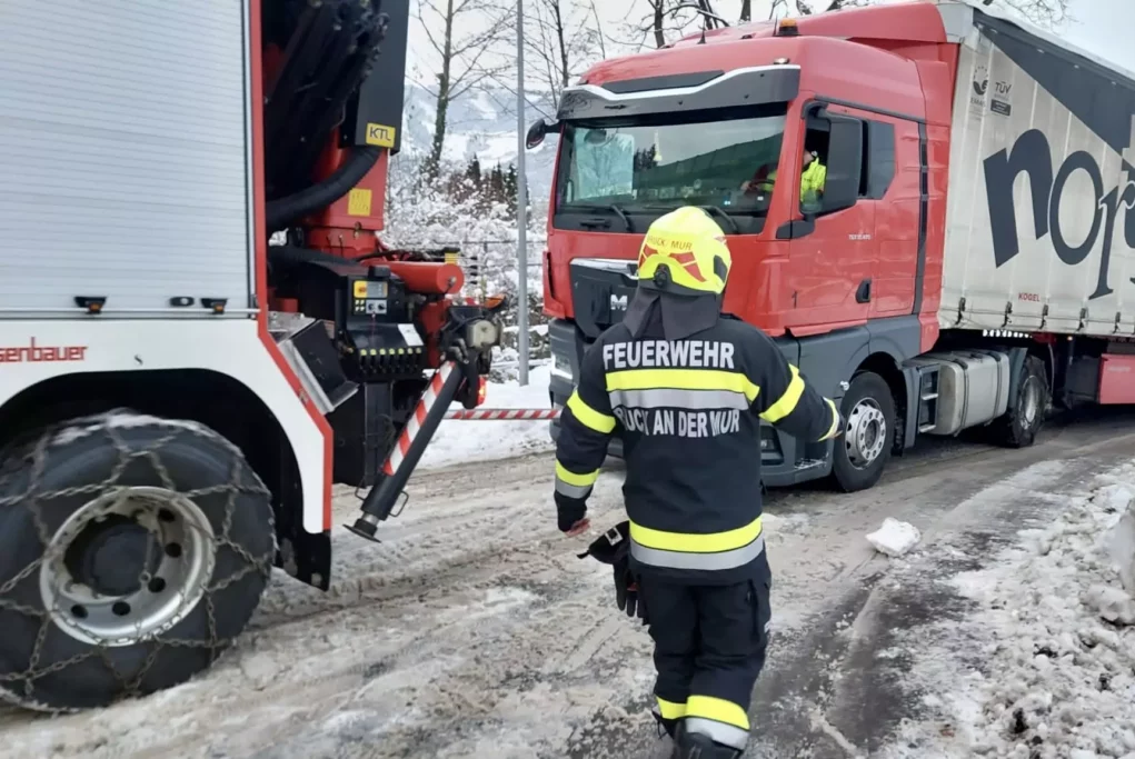 Bild auf 5min.at zeigt die Florianis der FF Bruck-Stadt bei einem Einsatz.