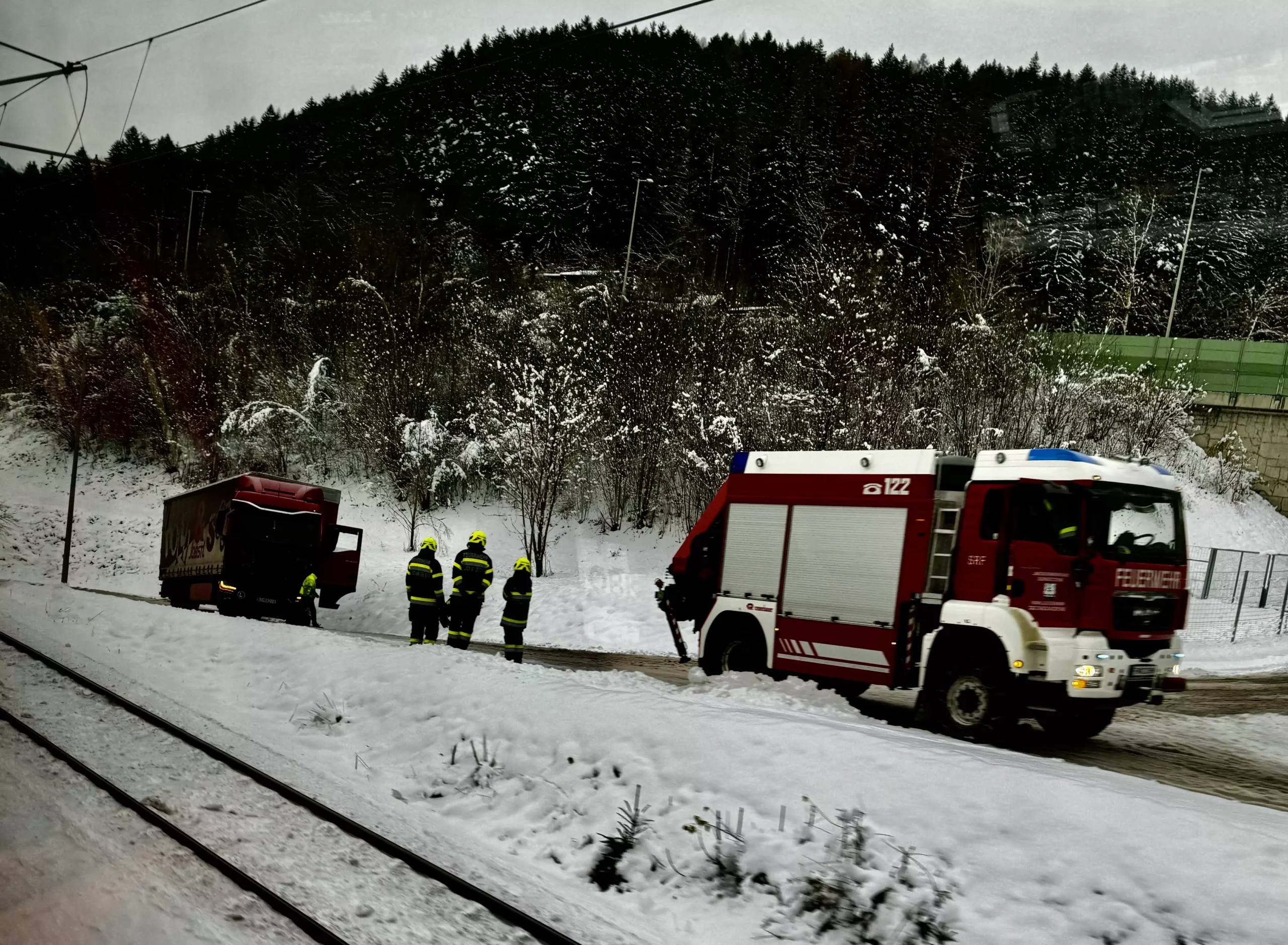 Bild auf 5min.at zeigt die Florianis der FF Bruck-Stadt bei einem Einsatz.