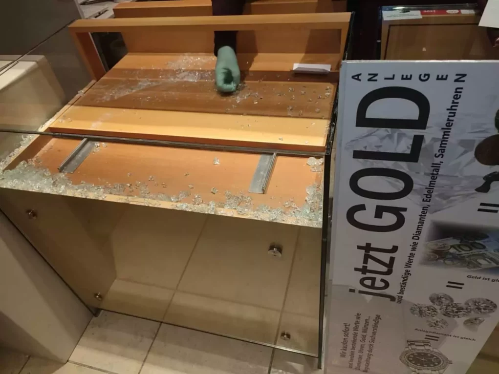 Bild auf 5min.at zeigt Einbruchschäden bei einem Schmuckgeschäft in der Nikolaigasse in Villach.
