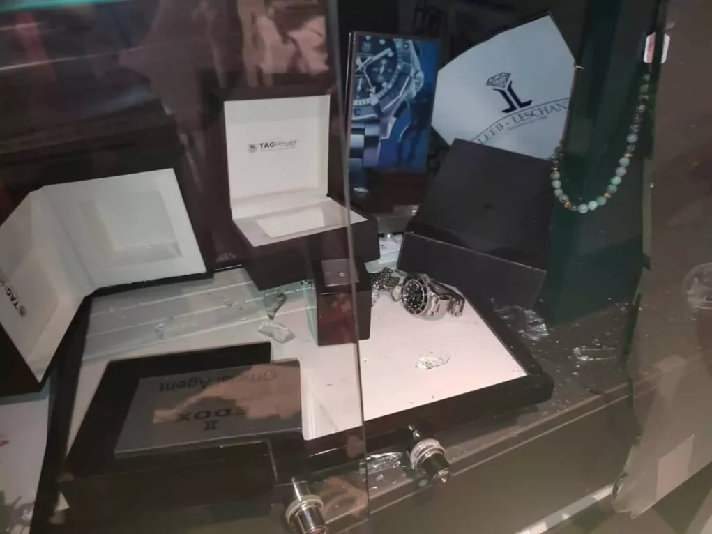 Bild auf 5min.at zeigt Einbruchschäden bei einem Schmuckgeschäft in der Nikolaigasse in Villach.