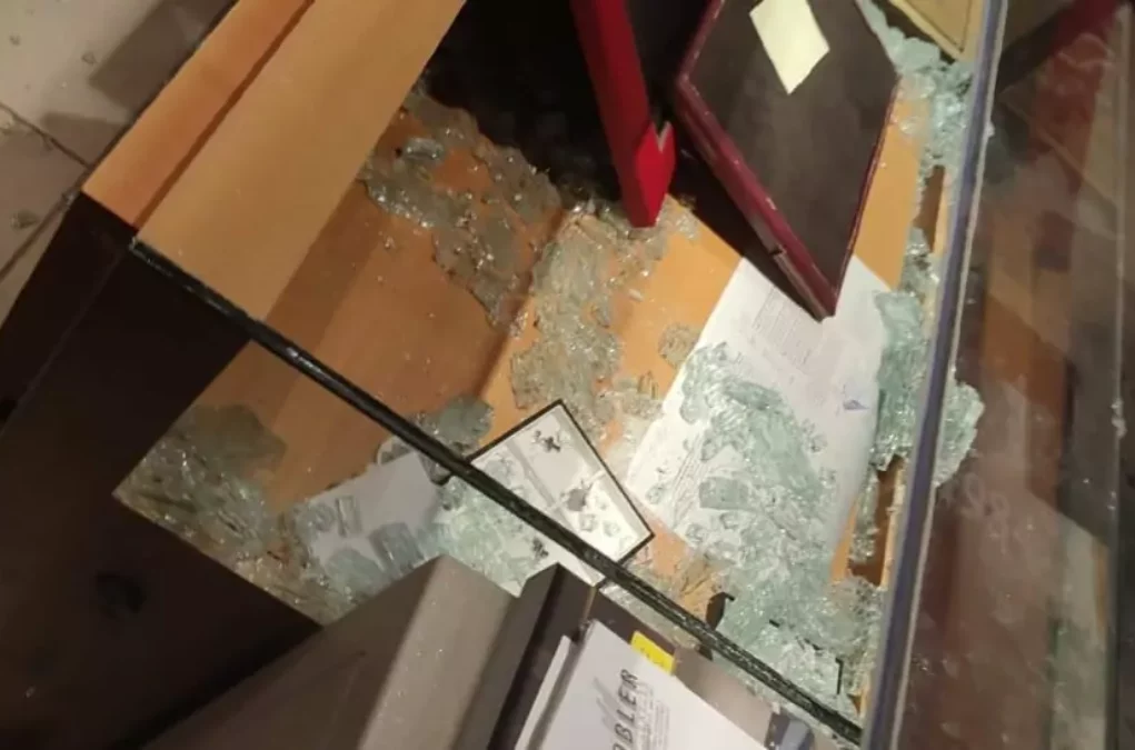 Bild auf 5min.at zeigt Einbruchschäden bei einem Schmuckgeschäft in der Nikolaigasse in Villach.