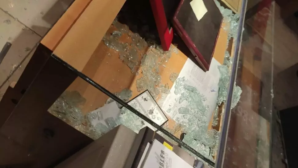 Bild auf 5min.at zeigt Einbruchschäden bei einem Schmuckgeschäft in der Nikolaigasse in Villach.