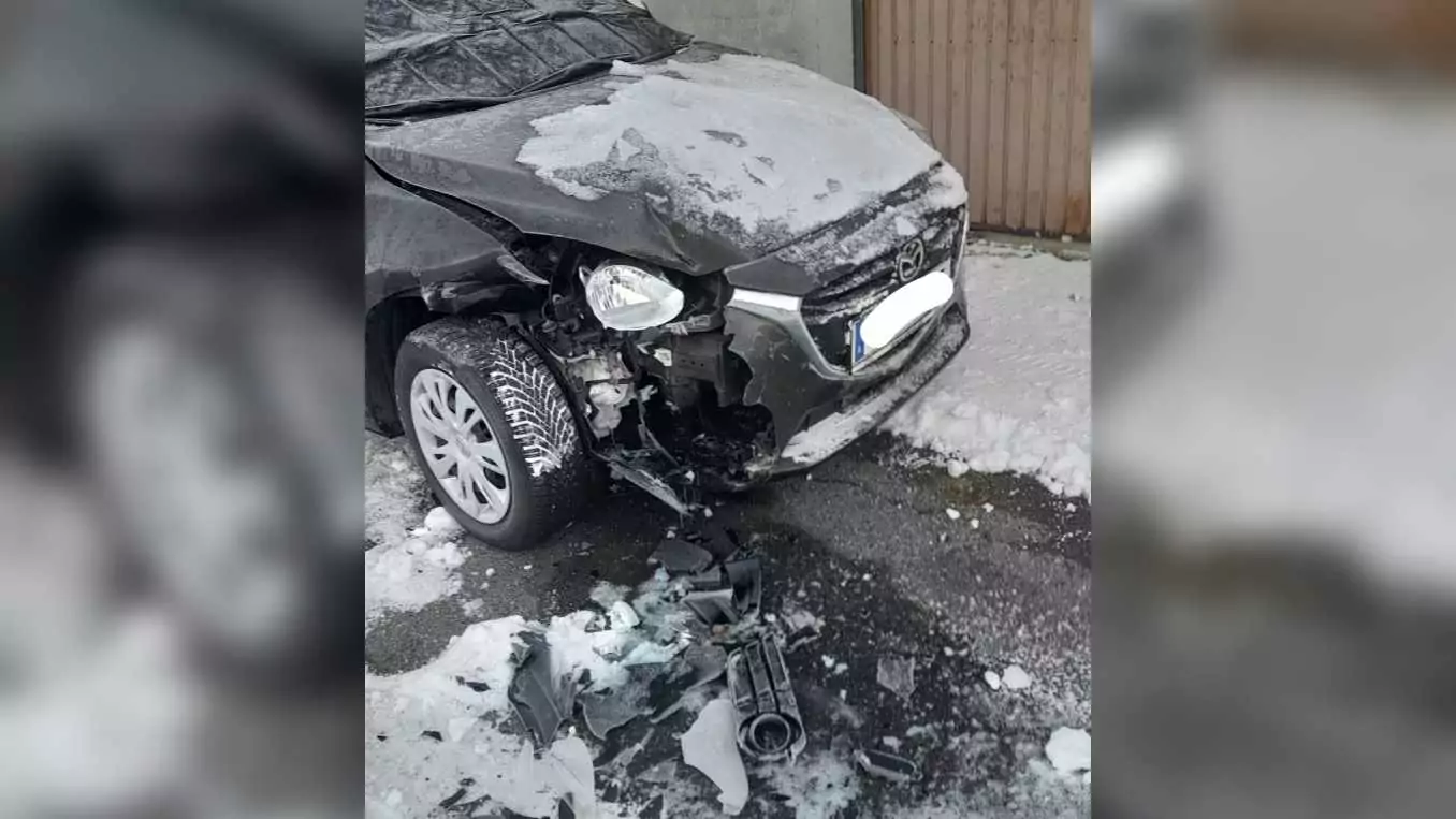 Foto in Beitrag von 5min.at: Zu sehen ist ein kaputtes Auto.