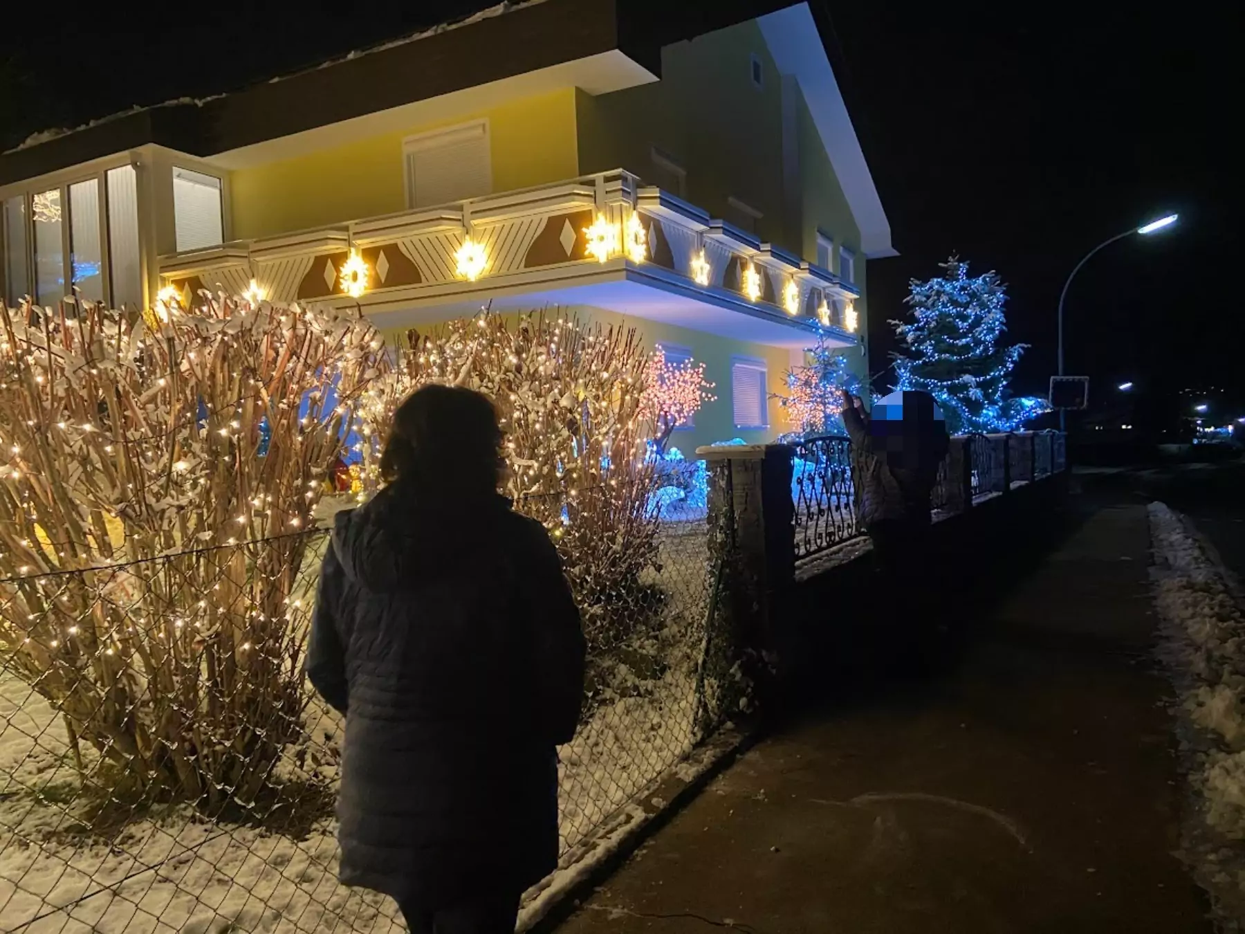 Foto in Beitrag von 5min.at: Zu sehen ist das Weihnachtshaus in Klagenfurt - voll beleuchtet.