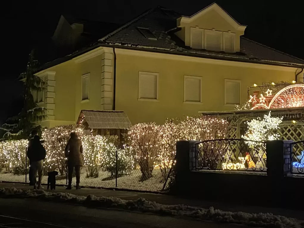 Foto in Beitrag von 5min.at: Zu sehen ist das Weihnachtshaus aus einer anderen Perspektive.