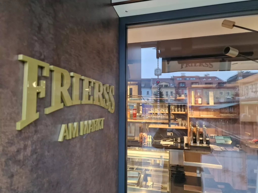 Foto in Beitrag von 5min.at: Zu sehen ist die Eingangspforte ins neueste "Frierss" am Benediktinerplatz.