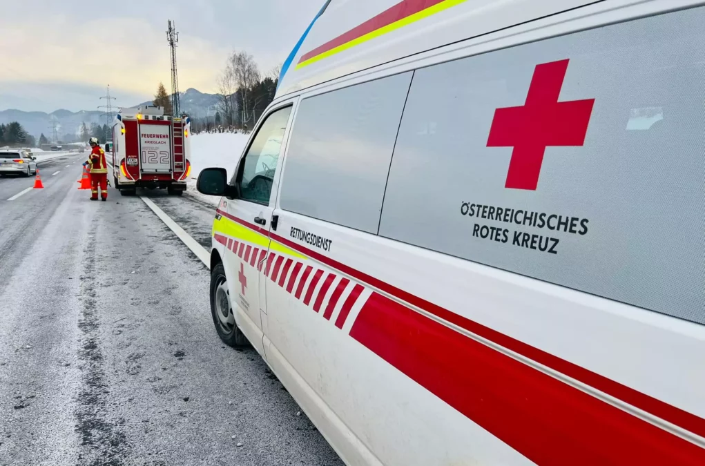 Foto auf 5min.at zeigt das Rote Kreuz bei einem Einsatz.