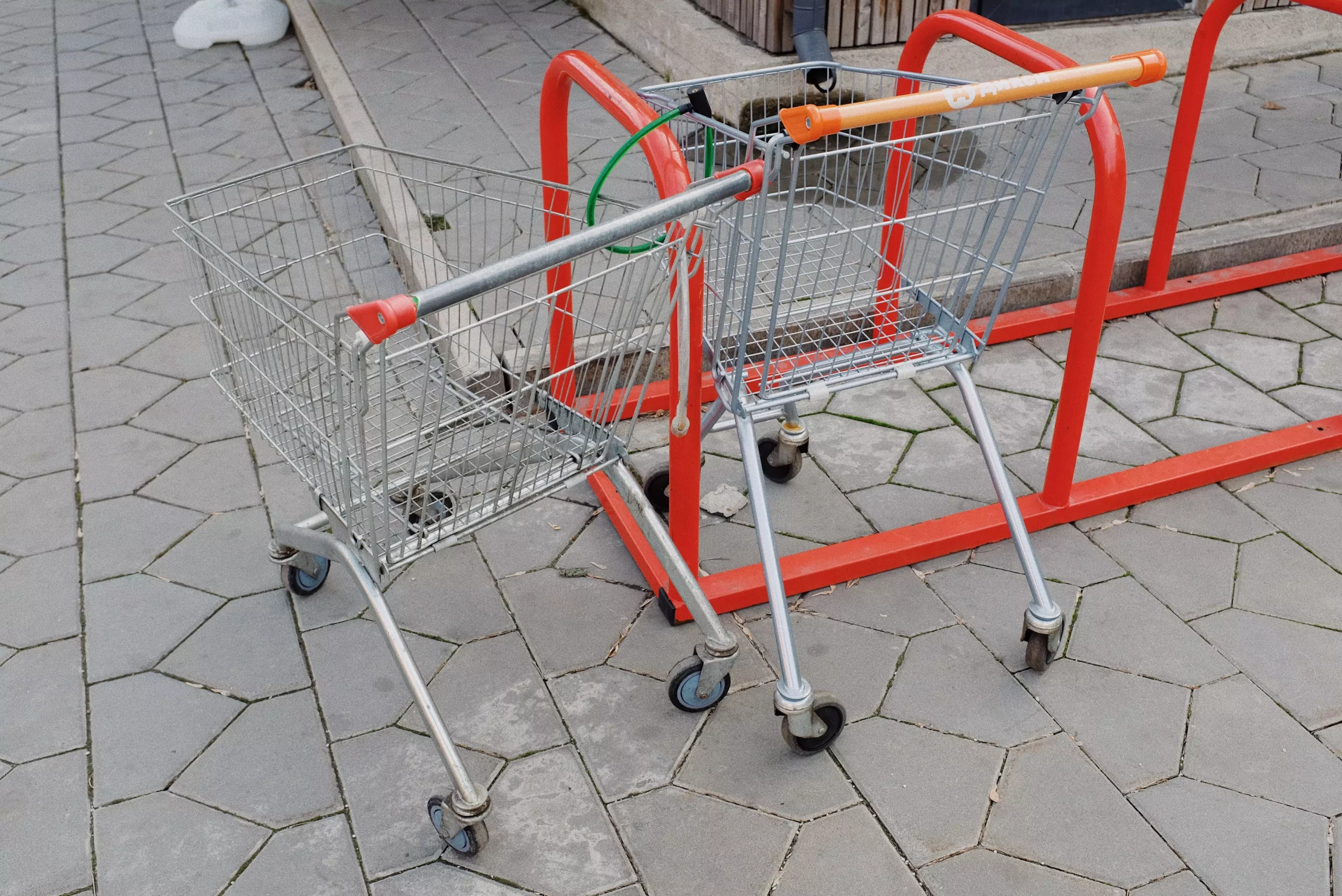 Symbolfoto auf 5min.at zeigt leere Einkaufswagen.