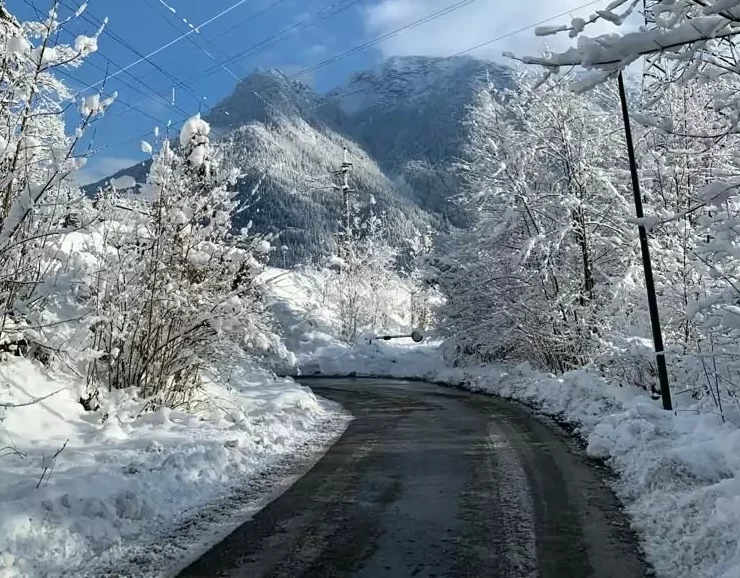 Bild auf 5min.at zeigt eine verschneite Winterlandschaft in Bad Goisern in Oberösterreich.