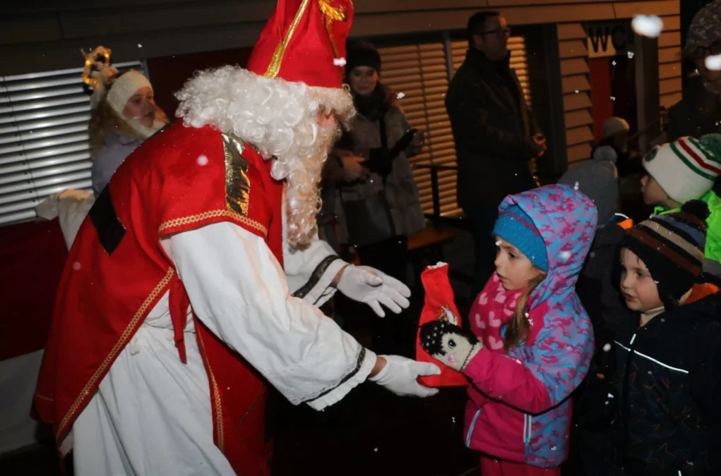 Foto in Beitrag von 5min.at: Zu sehen ist der Nikolaus am Wernberger Advent.