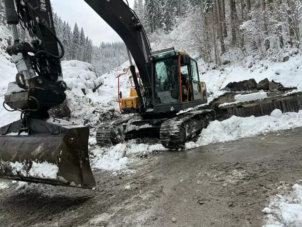 Bild auf 5min.at zeigt die Feuerwehr bei einem Einsatz. Ein Bagger drohte im Schnee abzustürzen.
