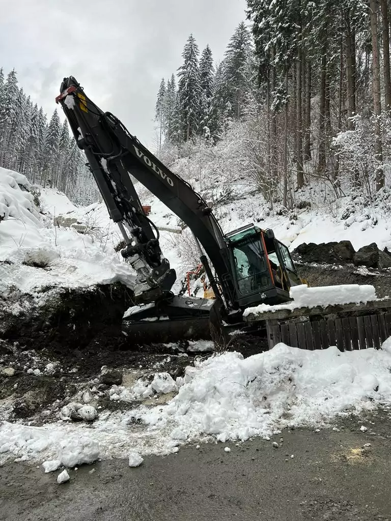 Bild auf 5min.at zeigt die Feuerwehr bei einem Einsatz. Ein Bagger drohte im Schnee abzustürzen.